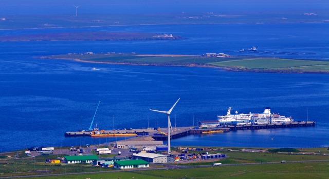 Scotrenewables SR2000 and SR250 at Hatston Pier June 2016 Credit Colin Keldie courtesy of EMEC IMG 0413 crop 1