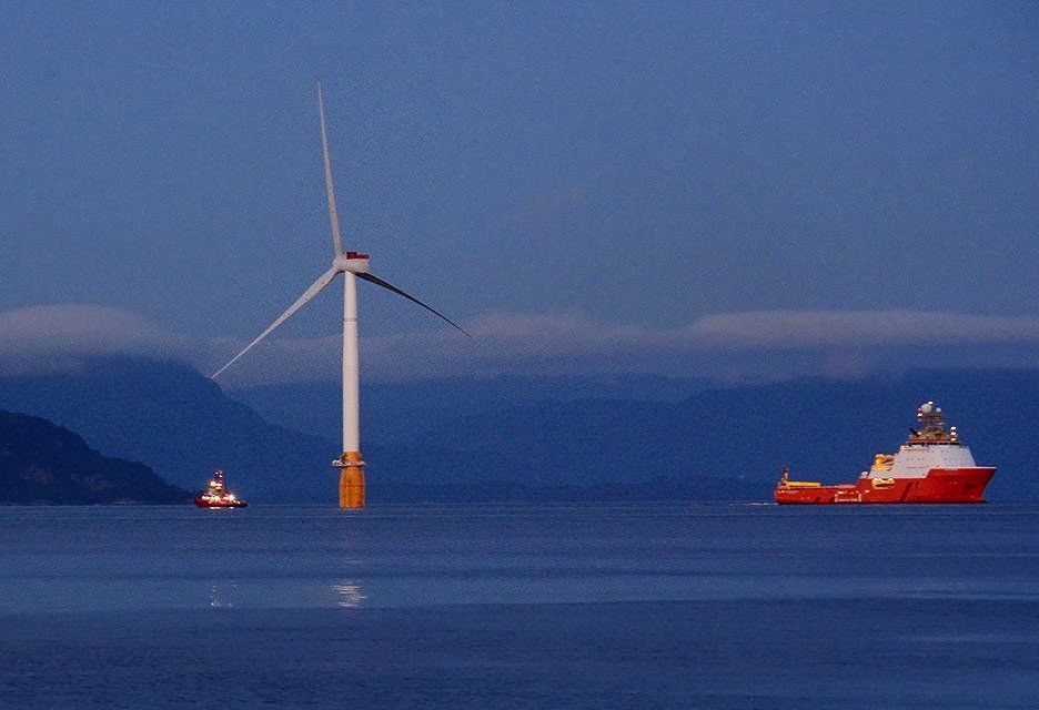 La 5è éolienne flottante est arrivée au premier parc flottant Statoil/Masdar