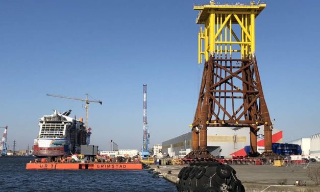 STX : Le Top Side de la sous station électrique pour ARKONA placé sur la barge