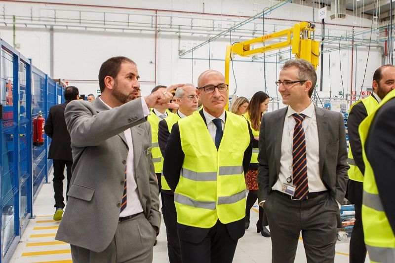 EDM 2205018 From left to right Javier Vicente San Fernando centre Director Enrique Pedrosa Onshore CEO in Southern Europe and Africa and Juan Barandiaran CEO of Gamesa Electric