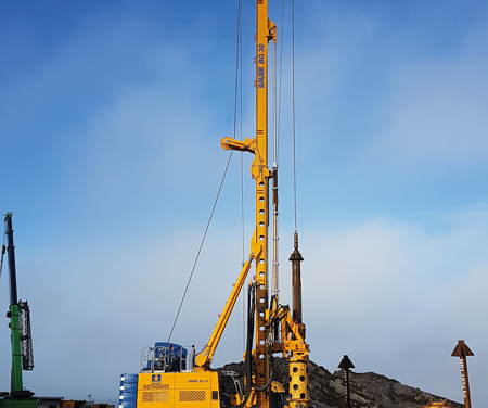 Ailes Marines : Bauer Spezialtiefbau a testé un nouveau système de battage de pieux pour Saint-Brieuc