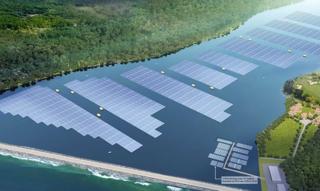 La construction de Tengeh Reservoir, le futur plus grand parc solaire flottant, a débuté
