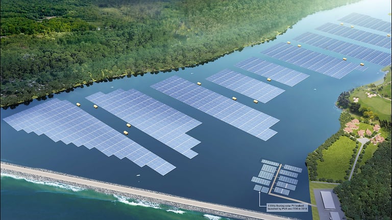 La construction de Tengeh Reservoir, le futur plus grand parc solaire flottant, a débuté