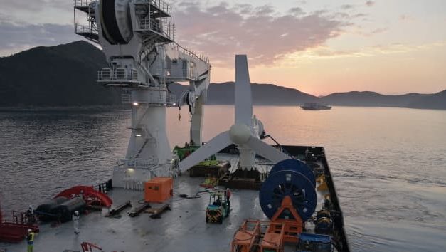 SIMEC – Bombora : La turbine AR500 installée et développement d’une éolienne flottante/houlomotrice