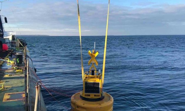 Suivi environnemental lors des travaux sur les fonds marins avec la bouée de mesure ODAS (Ocean Data Acquisition System).