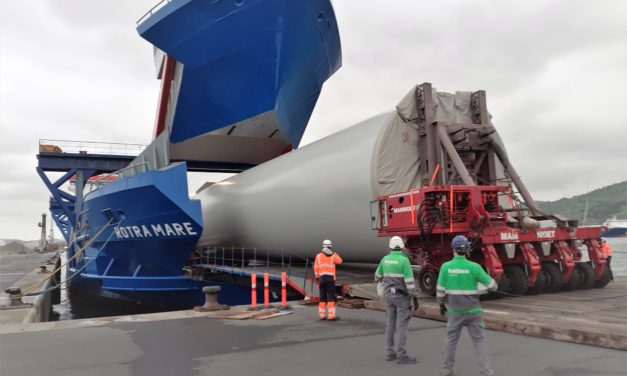Les mâts des éoliennes du parc de Saint Brieuc assemblés au Port de Brest