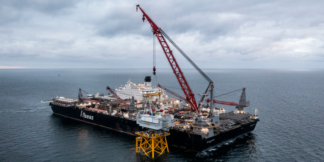 Parc de Saint-Nazaire : La première sous-station électrique en mer est installée