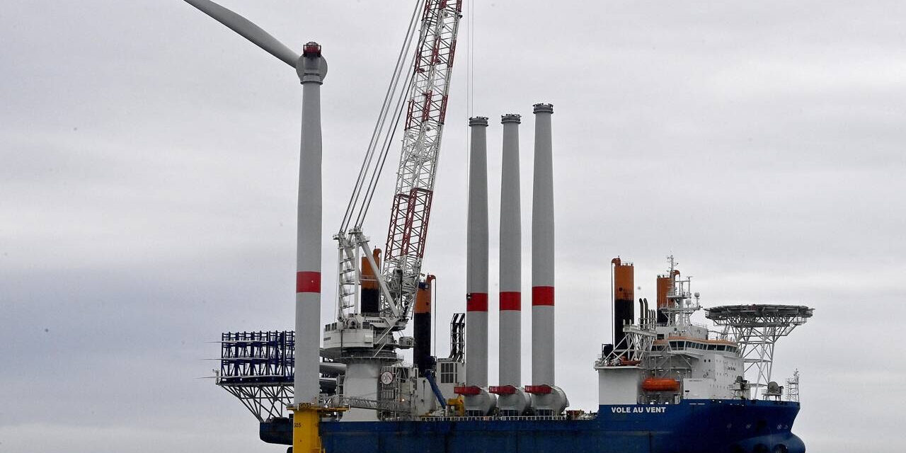 La première éolienne en mer fixe est posée en France sur le parc du Banc de Guérande