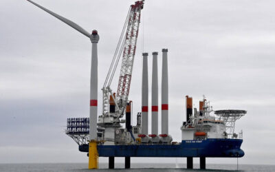 La première éolienne en mer fixe est posée en France sur le parc du Banc de Guérande