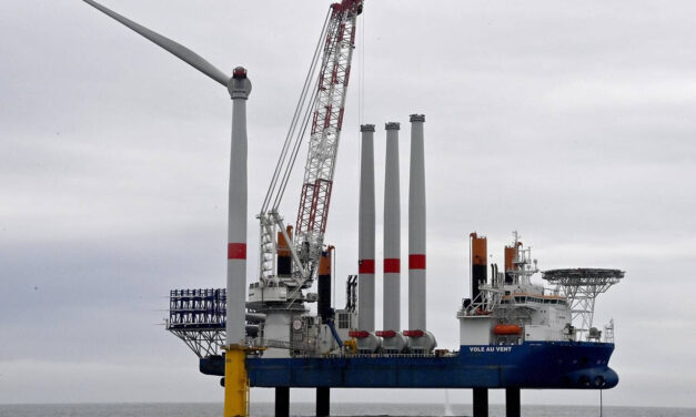 La première éolienne en mer fixe est posée en France sur le parc du Banc de Guérande