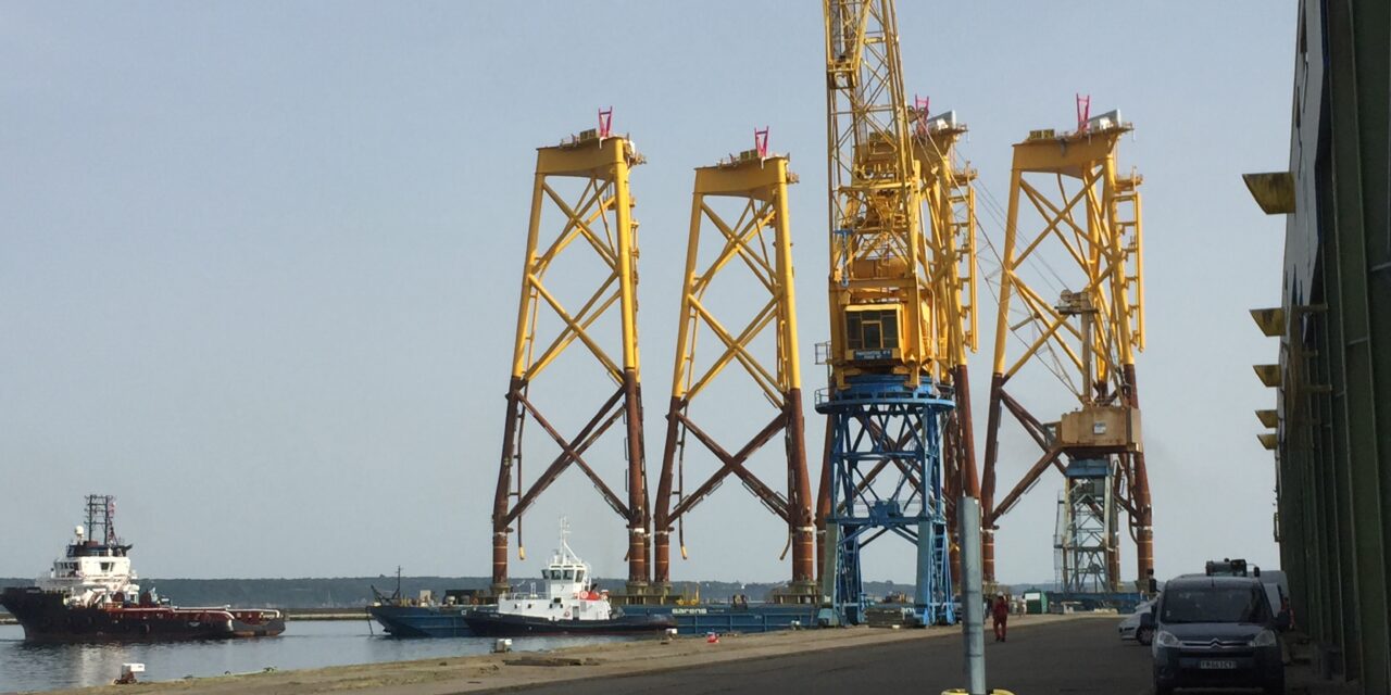 La barge Sarens avec les 4 fondations pour Saint-Brieuc ont accosté au Port de Brest