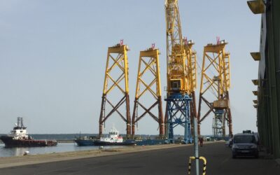 La barge Sarens avec les 4 fondations pour Saint-Brieuc ont accosté au Port de Brest