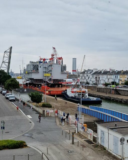 La sous-station T34 de Fécamp a quitté le port de Saint-Nazaire