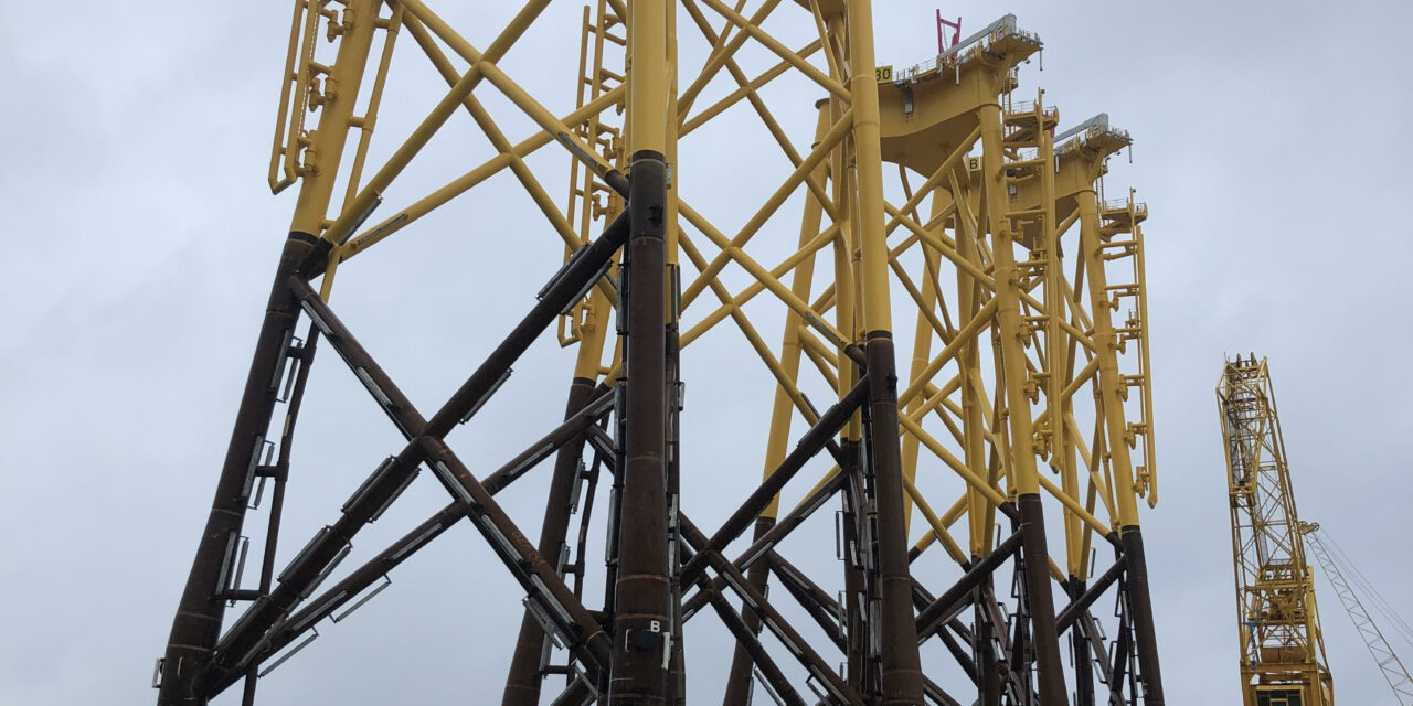 Installation de la 1ère fondation du parc éolien en mer de Saint-Brieuc