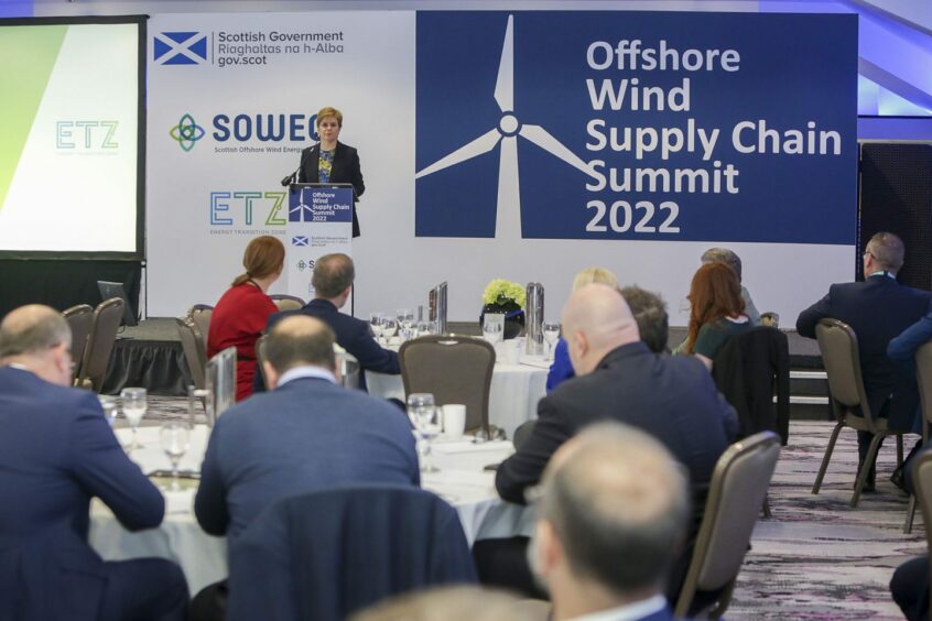 Un investissement « rapide » est nécessaire dans les ports écossais, déclare Sturgeon au sommet de Scotwind