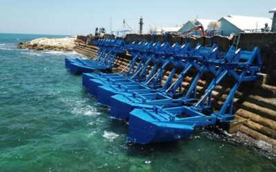 Le houlomoteur bord à quai prend la vague