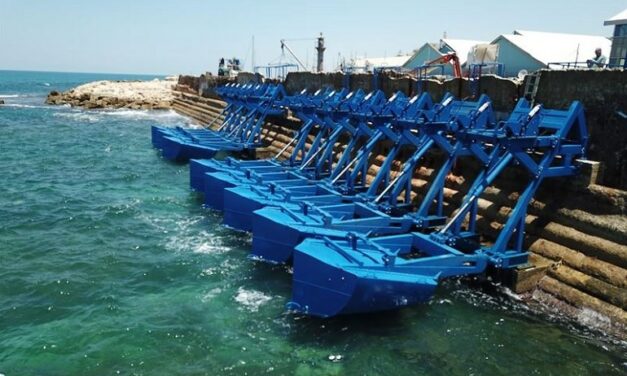 Le houlomoteur bord à quai prend la vague