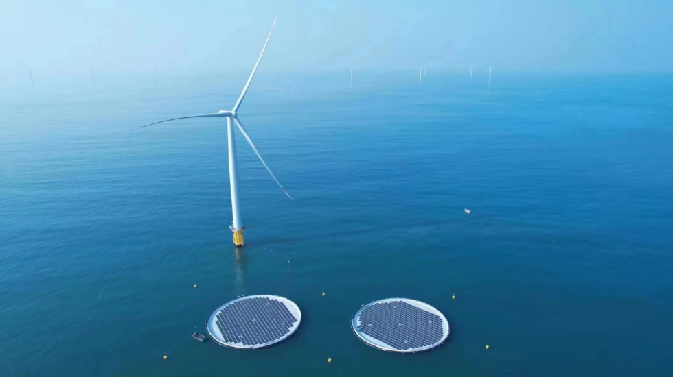 La Chine achève la première centrale hybride éolienne-solaire offshore au monde