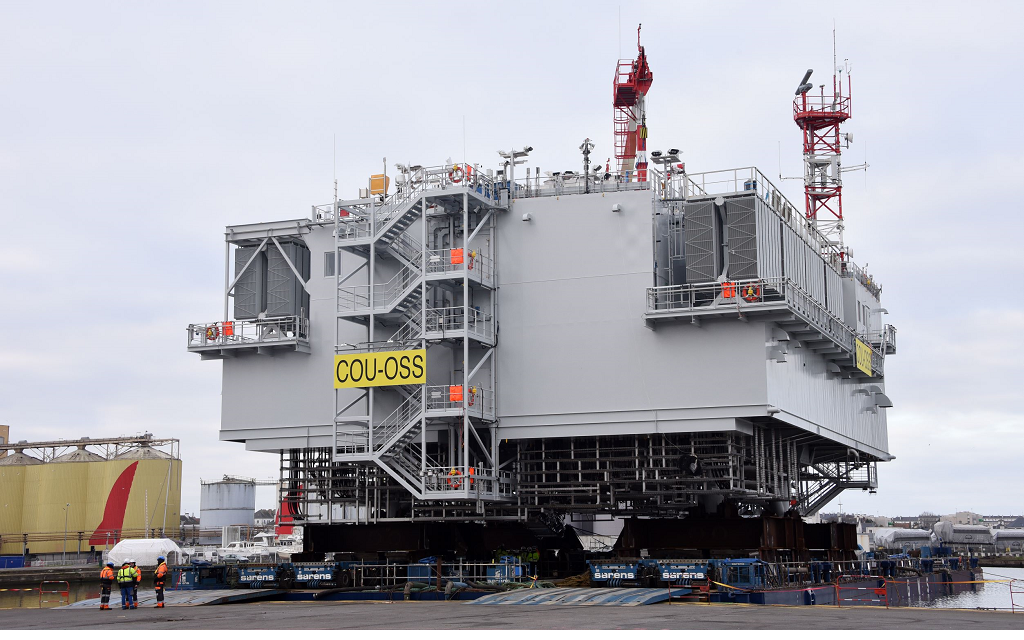 La sous-station  électrique du parc en mer de Courseulles sur Mer fait escale à Cherbourg