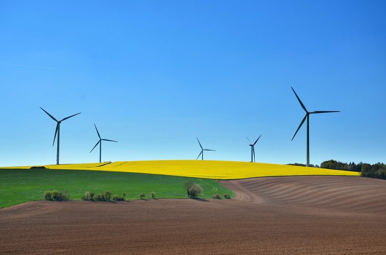 Une étude santé sur le bruit des éoliennes à terre parue dans The Conversation