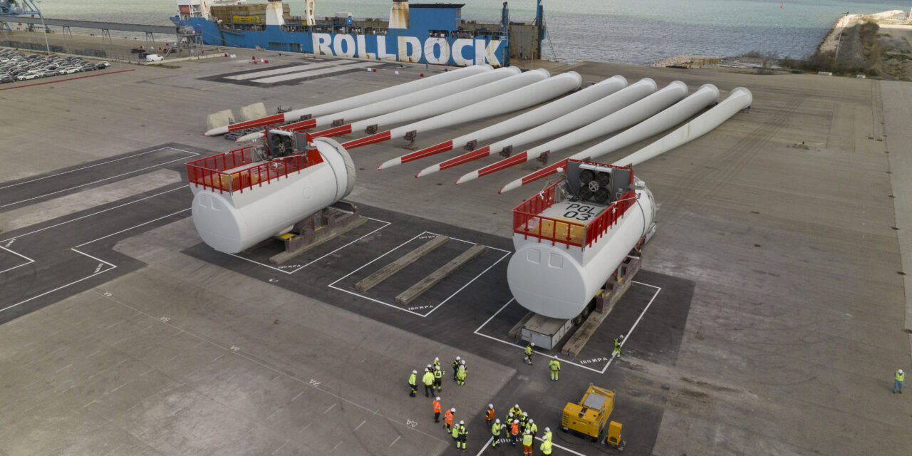 Les composants des futures éoliennes en mer flottantes de  Provence Grand Large arrivent sur le port de Marseille-Fos