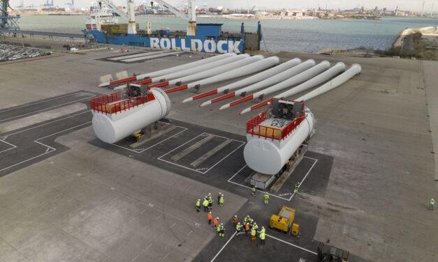 Les composants des futures éoliennes en mer flottantes de Provence Grand Large arrivent sur le port de Marseille-Fos