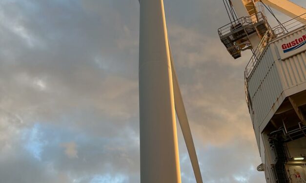 La première éolienne en mer de Bretagne est installée
