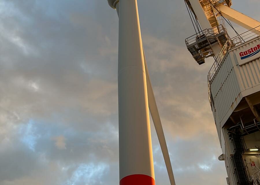 La première éolienne en mer de Bretagne est installée