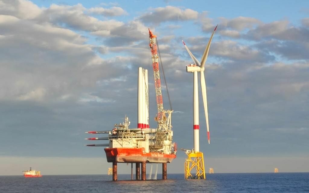 La première éolienne en mer de Bretagne est installée