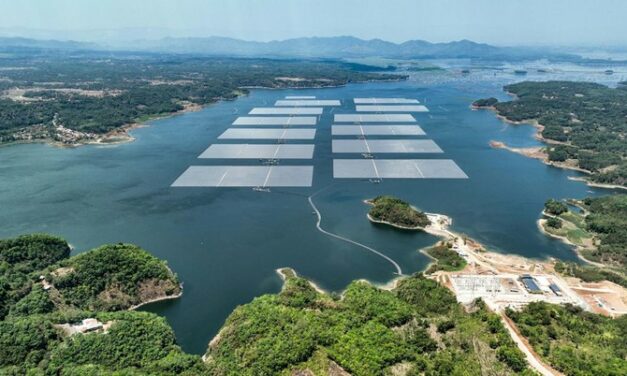 Le plus grand parc solaire flottant d’Asie du Sud-Est est sur un lac