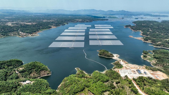 Le plus grand parc solaire flottant d’Asie du Sud-Est est sur un lac
