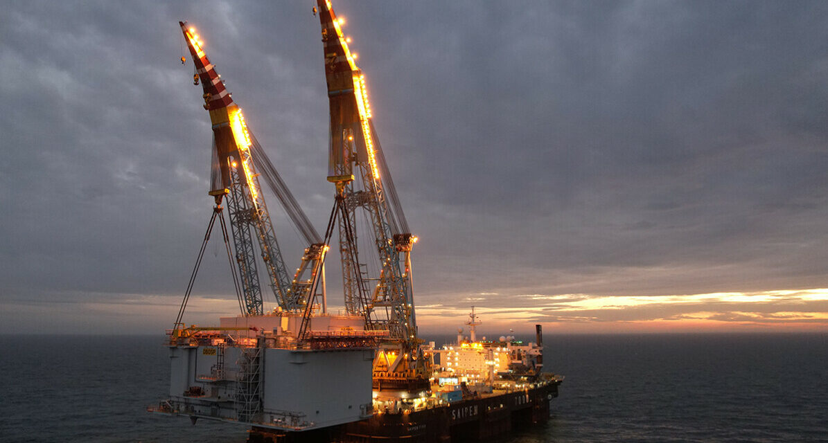 La deuxième sous-station des trois plates-formes fournies par Aibel (Norvège), a été installée sur le parc éolien offshore de Dogger Bank. Celui-ci est construit en trois phases connues sous les noms de A, B et C, chacune d’une capacité de 1,2 GW