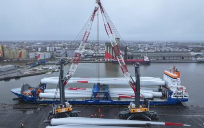 Le déchargement des huit premières turbines pour Yeu Noirmoutier au port de Saint-Nazaire