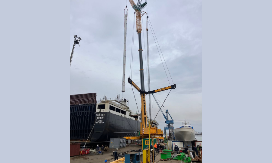 Neoline reçoit son premier mat Solid Sail, un nouveau modèle de modernité dans le transport maritime à voile !