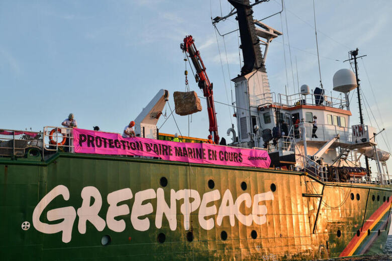 Une action « rochers » de Greenpeace, contre le chalutage dans une aire marine protégée  au large de Leucate