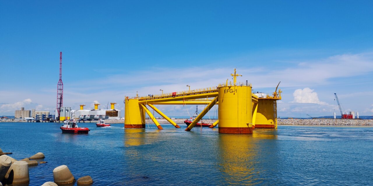 Le premier flotteur de la ferme pilote éolienne flottante EFGL est arrivée à Port-La Nouvelle