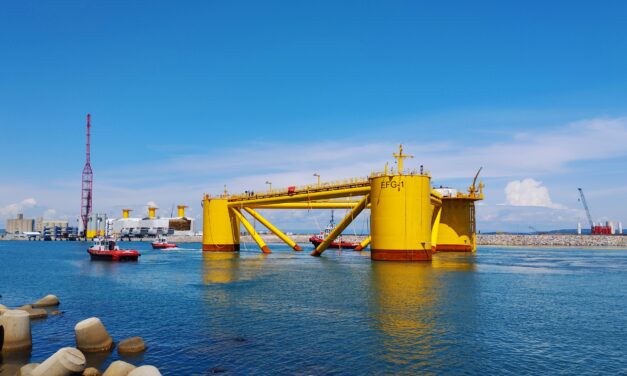 Le premier flotteur de la ferme pilote éolienne flottante EFGL est arrivée à Port-La Nouvelle