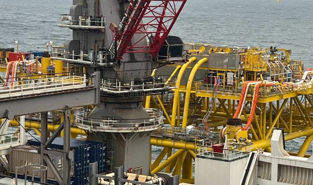 La plate-forme de conversion offshore BorWin Epsilon est en cours d’installation