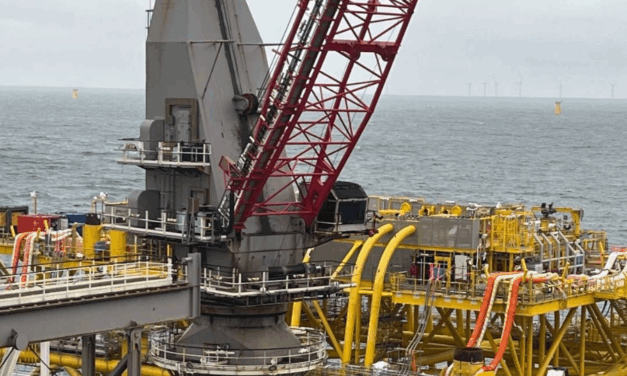 La plate-forme de conversion offshore BorWin Epsilon est en cours d’installation