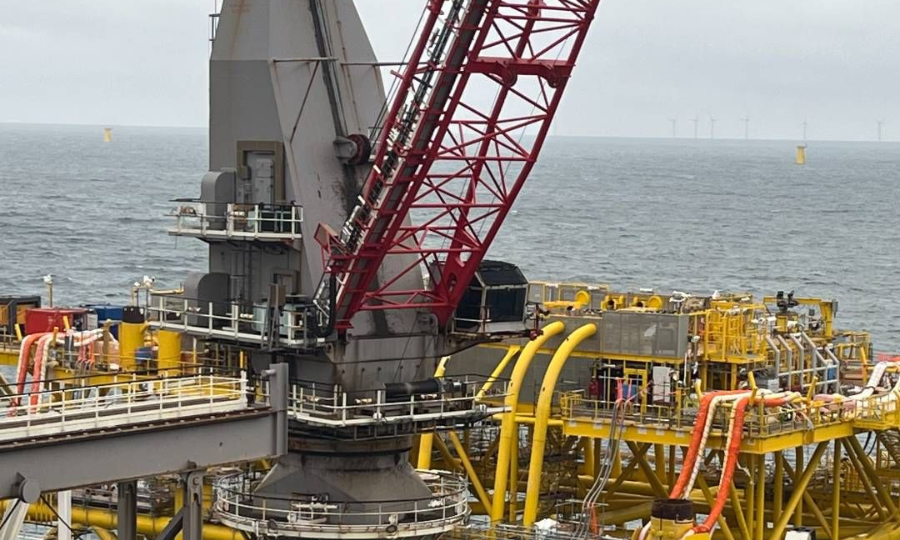 La plate-forme de conversion offshore BorWin Epsilon est en cours d’installation