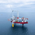 La première éolienne du parc EMYN (Ocean Winds) est installée