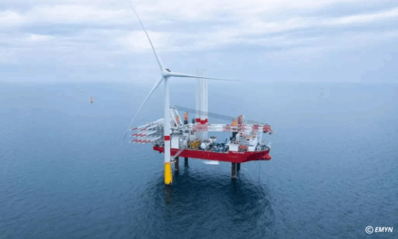 La première éolienne du parc EMYN, filiale de la société Ocean Winds, vient d’être installée.