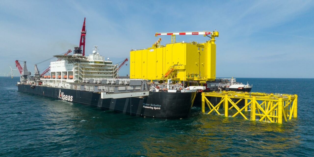 La plate-forme de conversion offshore BorWin Epsilon est en cours d&rsquo;installation