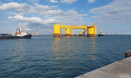 Le premier flotteur de la ferme pilote éolienne flottante EFGL est arrivé hier à Port-La Nouvelle
