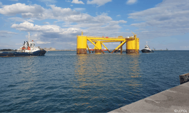 Le premier flotteur de la ferme pilote éolienne flottante EFGL est arrivé hier à Port-La Nouvelle