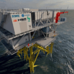 La sous-station dans le plus grand parc éolien offshore du Danemark est installée