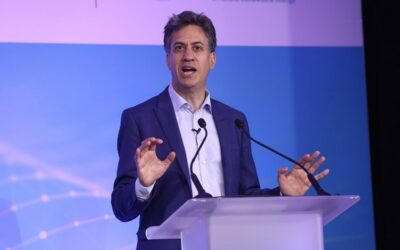 CfD : Le gouvernement britannique ouvre la voie aux projets éoliens offshore fixes sans permis de construire, pour participer aux enchères AR7