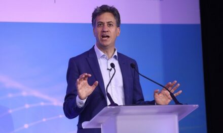 CfD : Le gouvernement britannique ouvre la voie aux projets éoliens offshore fixes sans permis de construire, pour participer aux enchères AR7