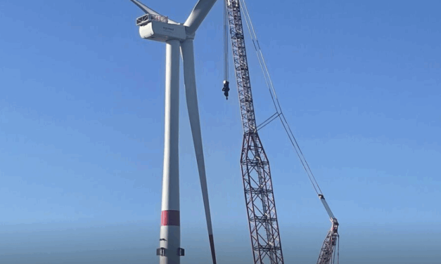 La première turbine Vestas pour la ferme flottante Eolmed est assemblée