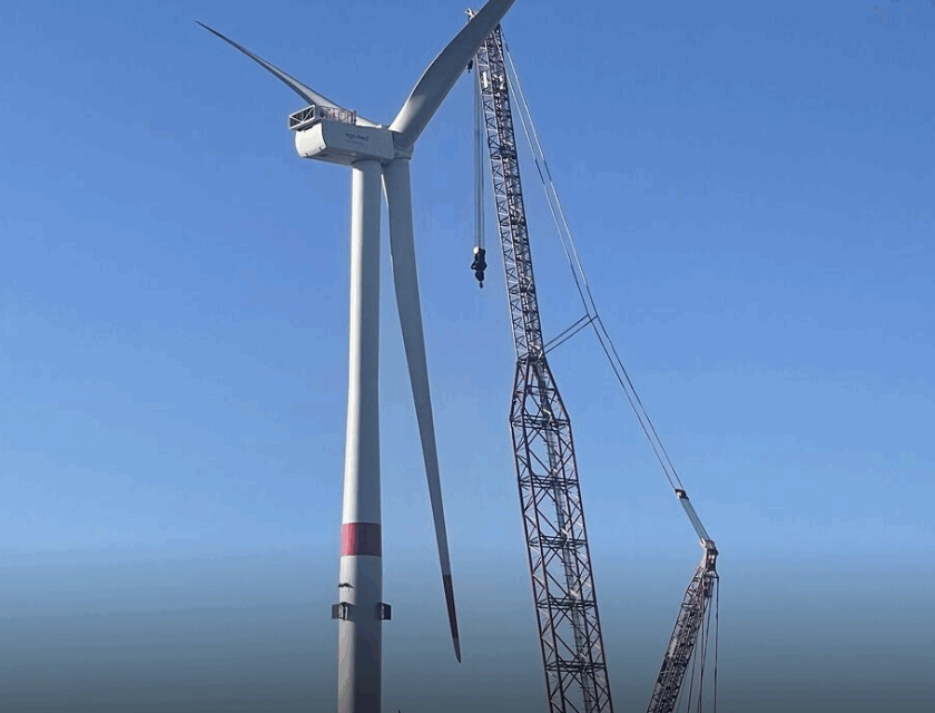 La première turbine Vestas pour la ferme flottante Eolmed est assemblée